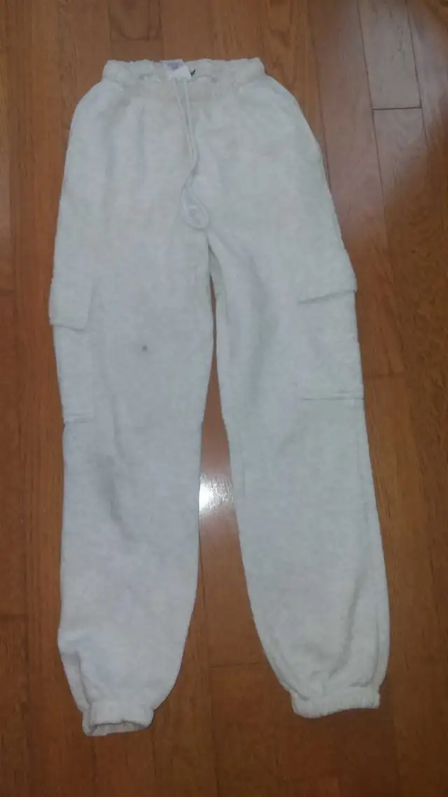 Women's sweatpants size XS in Women's - Bottoms in Oshawa / Durham Region - Image 2
