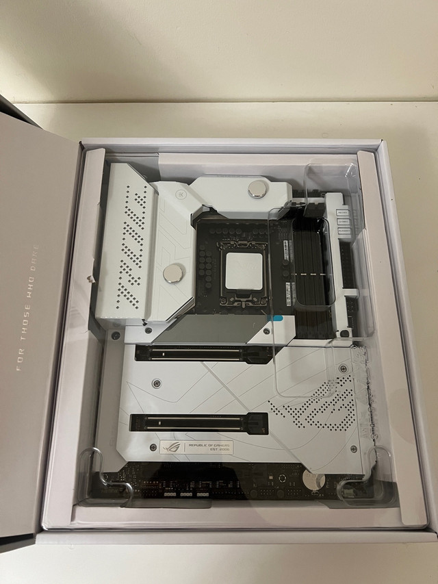 Asus Rog Maximus z690 Brand New In Box in Other in Markham / York Region - Image 3