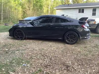 Honda Civic Si. 6 speed manual transmission. Injectors replaced in April. Front and rear brakes incl...