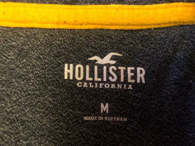 Hollister California Men's Shirts - Medium Size in Men's in Oshawa / Durham Region - Image 3