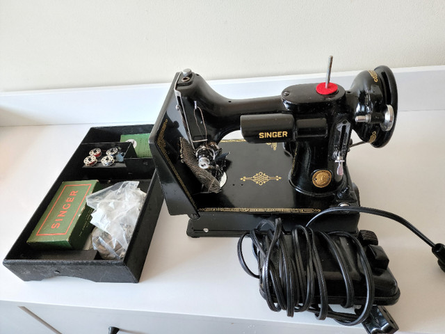 SINGER Featherweight 221 (1952) sewing machine - SOLD! in Hobbies & Crafts in Kingston