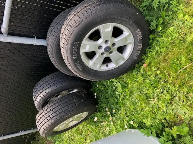 4 PNEUX ET 4 MAG ALUMINIUM  MOTOMASTER 235-70R16 in Tires & Rims in Longueuil / South Shore - Image 2