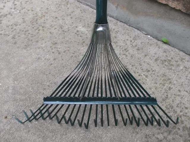 Yardworks W.22" Metal 22-Tine Leaf Rake 60" wood Shaft Good cond in Lawnmowers & Leaf Blowers in Stratford - Image 4