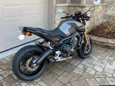 -Yamaha FZ-09 2015 17,255km -Slip-on M4 (Valeur 700$) -Woodcraft Clip-on (Valeur 375$) -Fender Elimi...