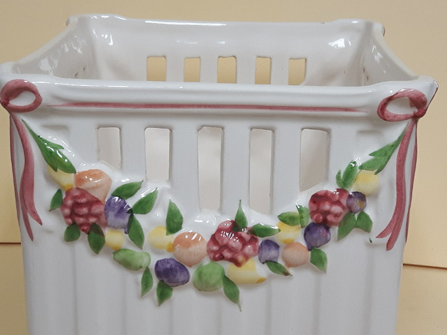 Vintage Fine Pottery Container with Floral Garland & Ribbon Trim in Arts & Collectibles in Mississauga / Peel Region - Image 3