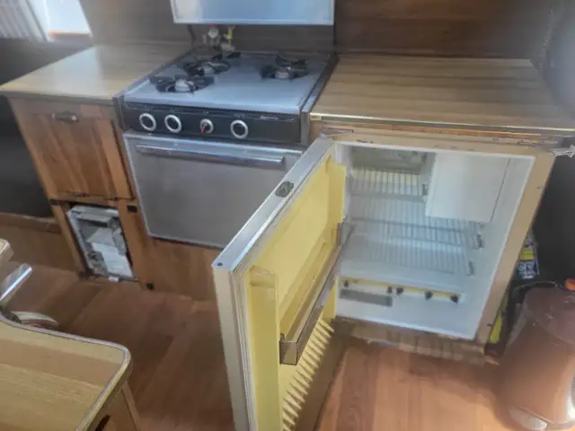 *1980 Dodge B200 Camper Van - Fully Rebuilt Engine in RVs & Motorhomes in Kelowna - Image 5