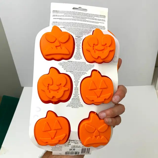 Pumpkin Treat Pan Silicone Baking Mold Halloween Bakeware Wilton in Kitchen & Dining Wares in Calgary - Image 4