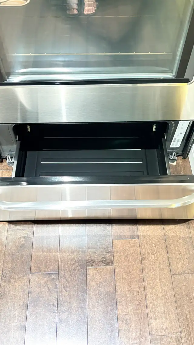 Sleek Frigidaire 30" Stainless Stove - Self-Clean & Glass Top in Stoves, Ovens & Ranges in Hamilton - Image 5