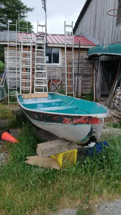 This aluminum fishing boat is a sturdy, lightweight vessel featuring a simple open design with bench...