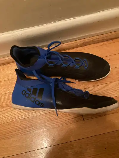 Découvrez ces chaussures Adidas de taille 9 pour femmes ou 8 pour hommes, parfaites pour vos entraîn...