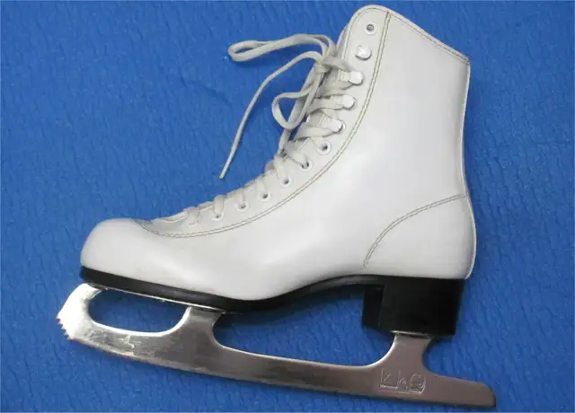 NEW CCM Figure Skates Size-5 Inner Length - 23cm/9" (Dwight in Skates & Blades in Muskoka - Image 2