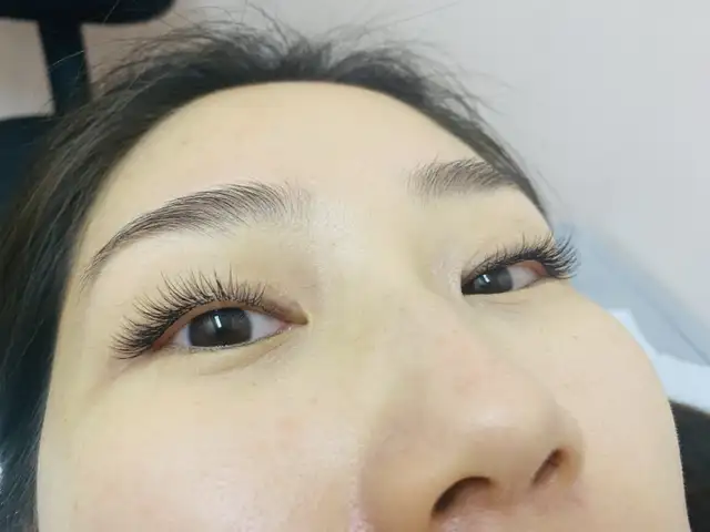 looking for eyelashes extensions model64357853271555124