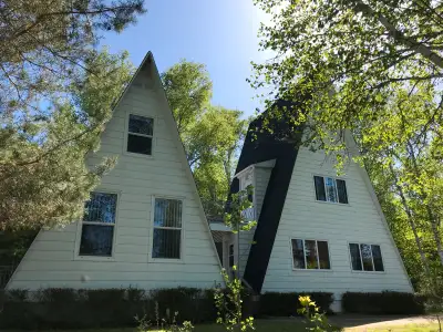 CHALET A LOUER DANS LES LAURENTIDES DIRECTEMENT AU BORD DU GRAND LAC NOMININGUE SITE UNIQUE!!!! 275...