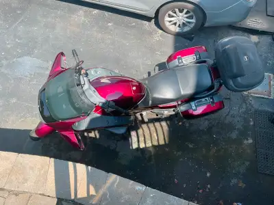 Honda St1100 a vendre 25140 km $3500 négociable.ne répond pas aux textos,appelez moi au 5148366871
