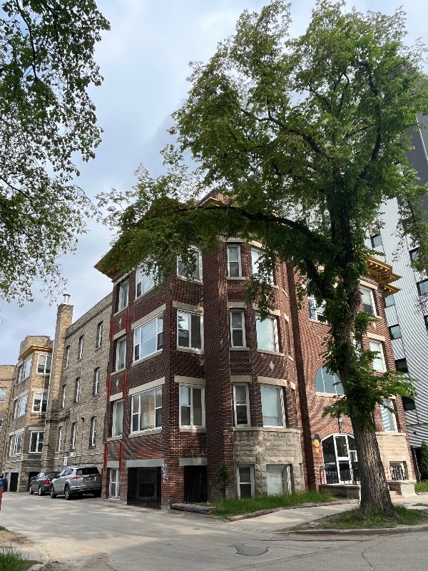 SPACIOUS Bachelor / Studio Great Rent, Great Location! Long Term