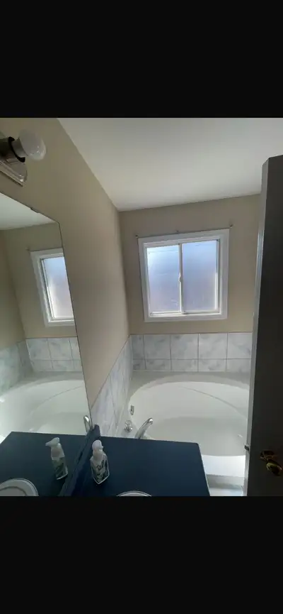 Rooms for Rent in Semi-detached House IMMEDIATELY AVAILABLE-Location-Airport Road and Bovaird Inters...