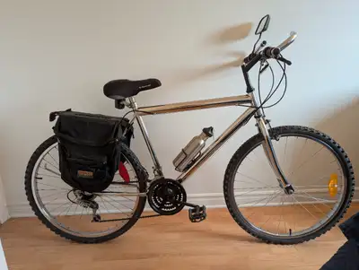 Vélo Venture 18 vitesses de couleur chrome avec siège ergonomique , équiper de porte-bagage/sacoches...