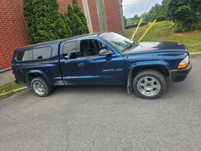 Dodge dakota 2003 178300km v6 3.9litres transmission automatique 2x4 va bien bon camion laisser mess...