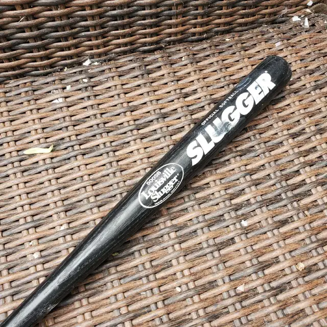 33" Louisville Slugger Official Softball Bat in Baseball & Softball in Barrie - Image 4