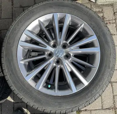 Lot de 4 pneus 205/55 R16 Pirelli montés sur des jantes en aluminium utilisés sur un toyota corolla...