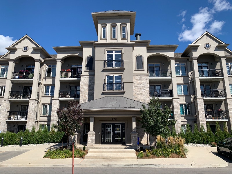 Modern 2 Bedroom Condo Perfect for Young Working Professionals! Long