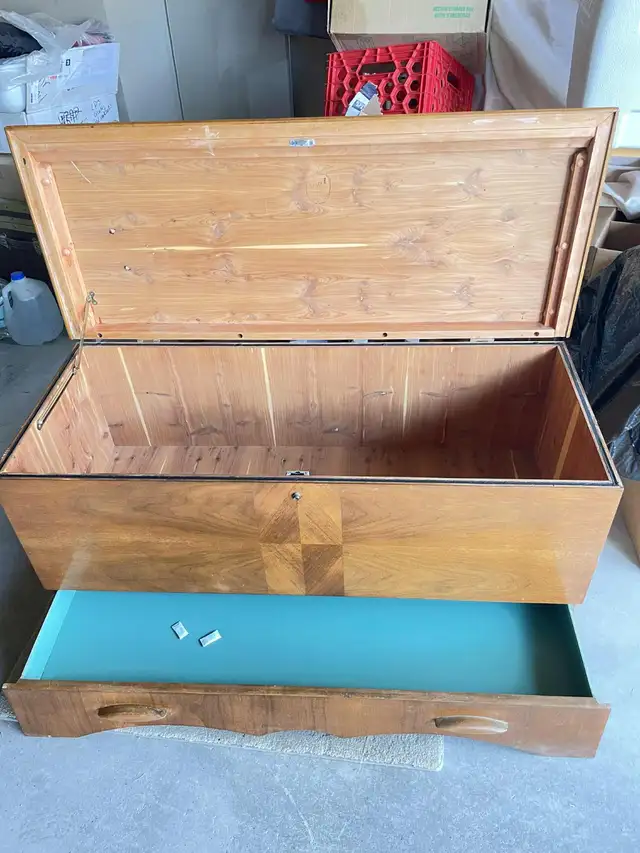 Invermere-Beautiful Antique *Viscol cedar chest- great condition in Dressers & Wardrobes in Revelstoke - Image 4