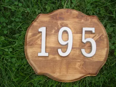 Je fabrique des plaques de rue de diverses formes et grandeurs selon la demande. Les plaques sont en...