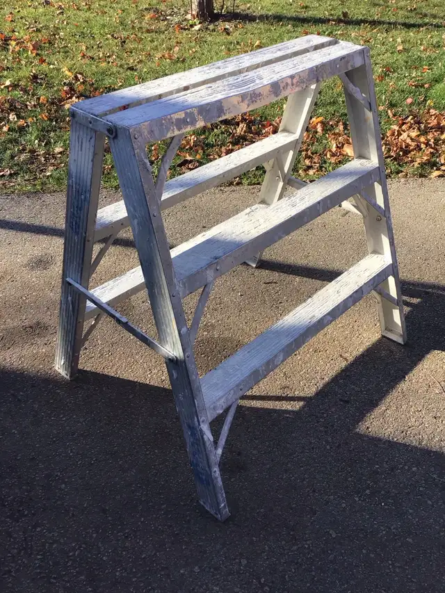 Featherlite  2 ft. & 3 ft Aluminum Sawhorse Ladder in Ladders & Scaffolding in Oakville / Halton Region - Image 2