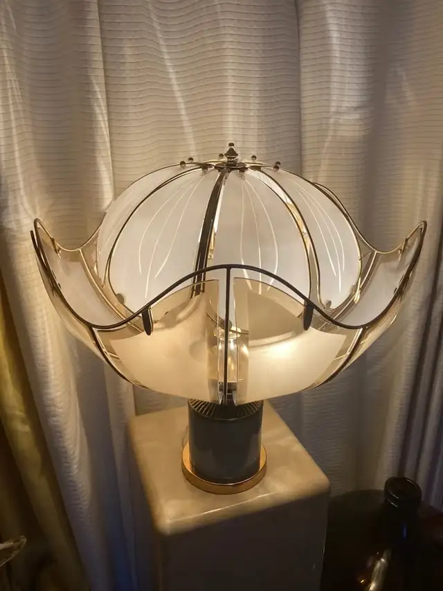 Wide Mid Century Amber Tinted Tulip Glass Table Lamp - $200 Cash in Indoor Lighting & Fans in City of Montréal - Image 3