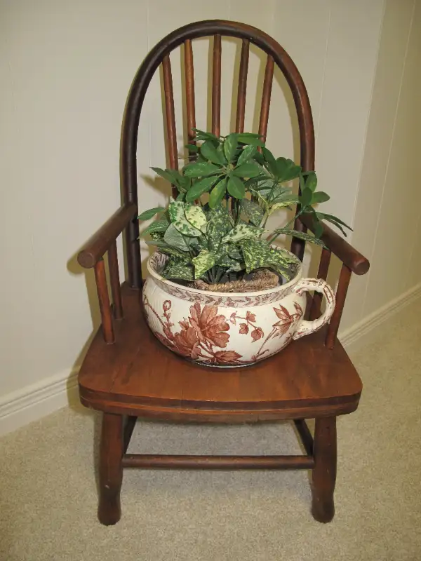 ANTIQUE VINTAGE CHILD'S COMMODE CHAIR - POTTY CHAIR in Arts & Collectibles in Guelph - Image 8