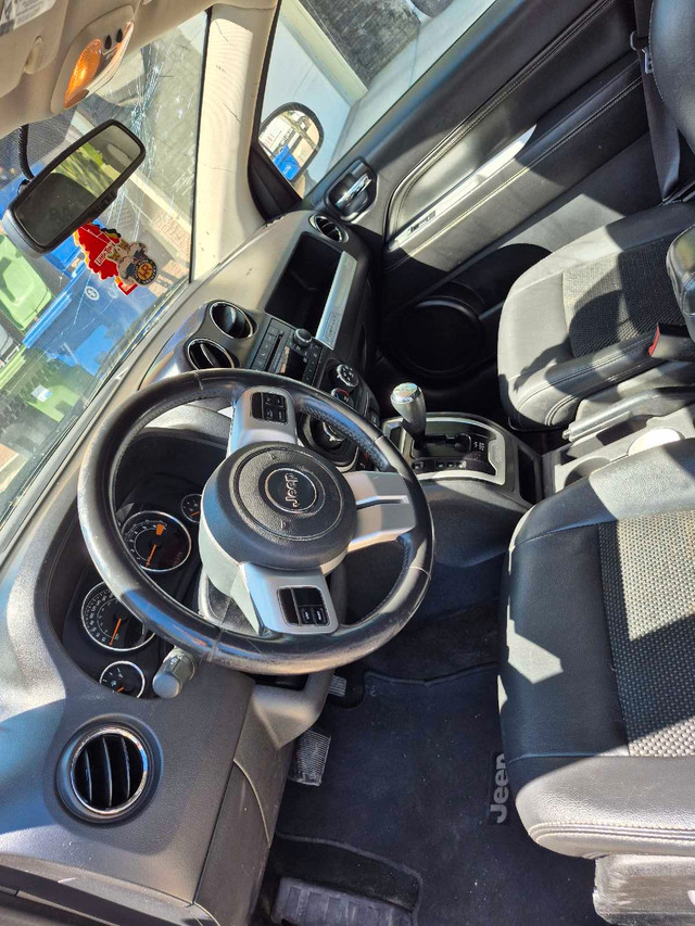 2015 Jeep Compass North 4x4 Clean Carfax in Cars & Trucks in Calgary - Image 4
