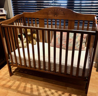 Lit pour bébé en bois brun