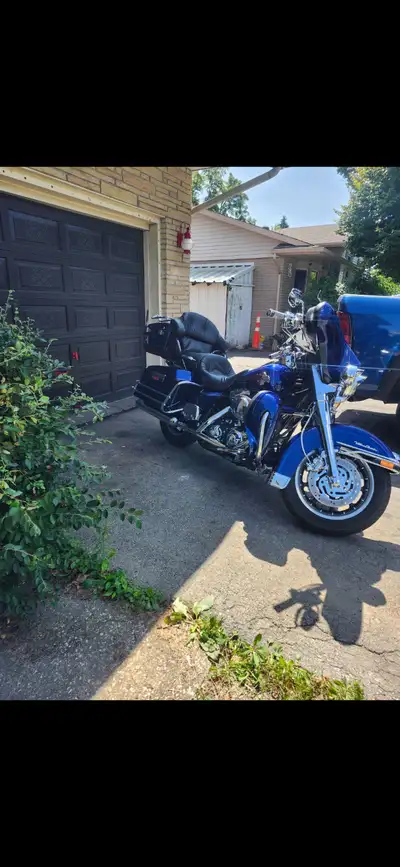 2007 Harley Ultra Classic with only 27,000 kms. Beautiful blue with pinstripes Love Jug cooling fans...