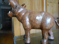 Bibelot rhinocéros en cuir   neuf