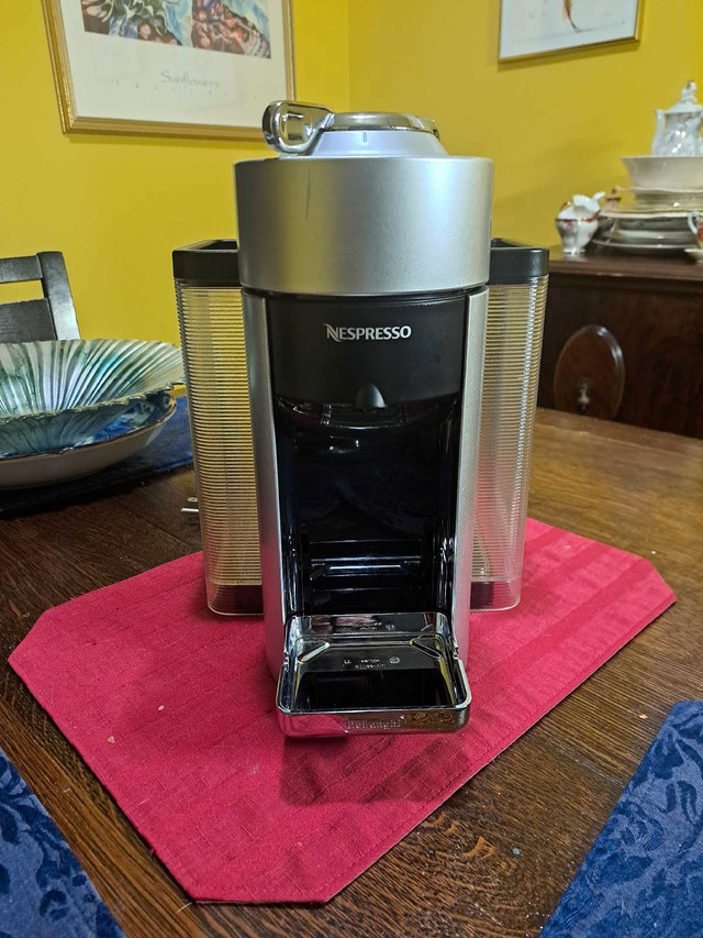 Nespresso Vertuo Deluxe Coffee Maker in Coffee Makers in Kitchener / Waterloo