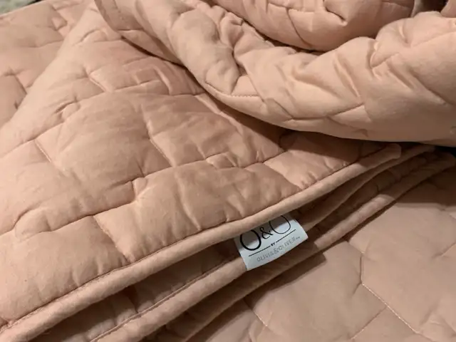 3 Pink Blankets in Bedding in Strathcona County - Image 5