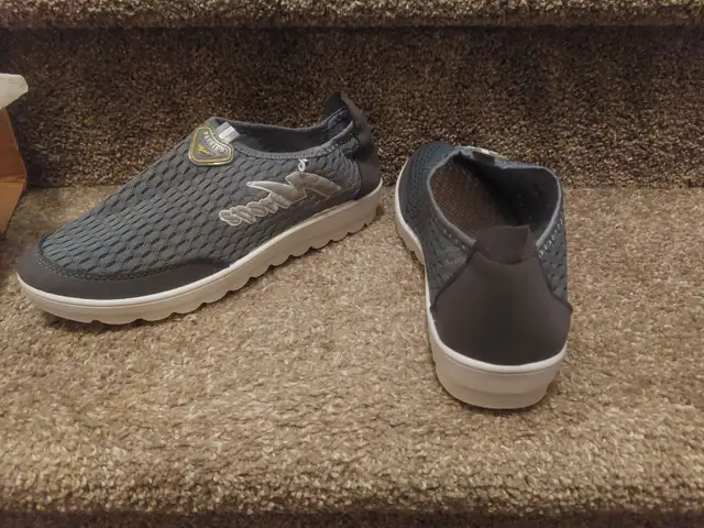 Brand New Sports Mesh Sneaker / Shoe. Womens Size 8.5 in Women's - Shoes in Edmonton - Image 2