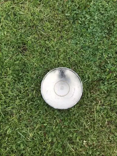 Un enjoliveur en pastique ayant un diamêtre approximatif de 7 po 5/8 à 5.00$ . Si vous demeurez dans...