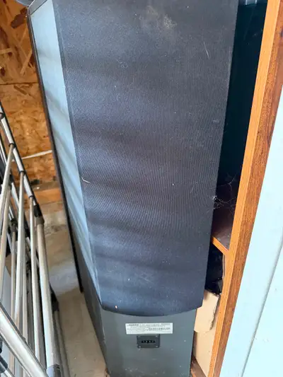 Bose 601 floor speakers. Working. Or use for parts.