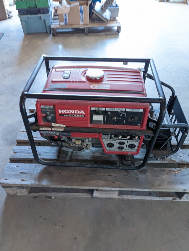 Honda Generator EM 5000S in Outdoor Tools & Storage in Yarmouth