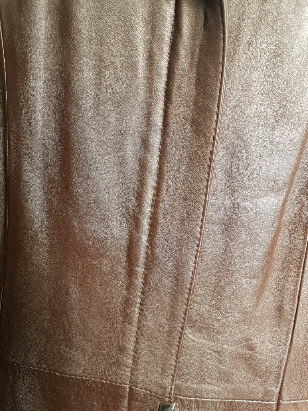 Manteau cuir femme gr. S/XS dans Femmes - Hauts et vêtements d'extérieur  à Laval/Rive Nord - Image 2