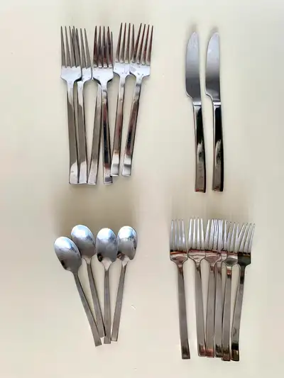 Includes: • 6 dinner forks • 2 knives • 6 salad/desert forks • 4 teaspoons Solid stainless steel – s...