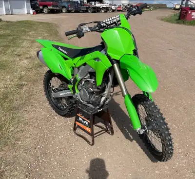 Comes with stand. Roughly 100 hours. Located near Coronation AB.