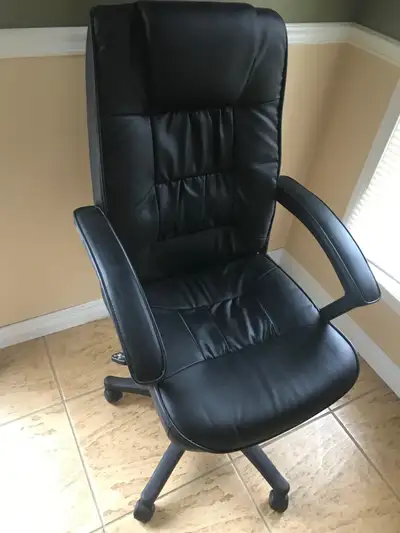 Cette grande chaise d’ordinateur offre un confort et un soutien supérieurs pour les longues heures d...