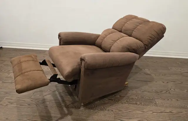 Lazboy Rocker Recliner Chair  in Chairs & Recliners in Oshawa / Durham Region - Image 5