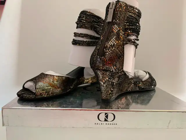 Fashionable  Italian Wedge Sandals in Women's - Shoes in Gatineau - Image 3