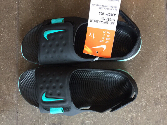 Girls youth Nike Sunray Sandals  Size 1 in Kids & Youth in Medicine Hat