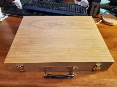 Valise / mallette pour artiste peintre de 16 1/2 pouces x 13 p x 3 p comme neuf. J'habite dans le qu...
