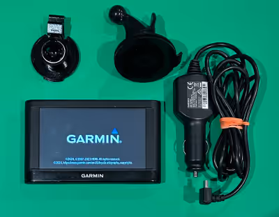 Garmin nuvi 44 gps. Comes with charger, mount clip and suction cup. Has latest map for Canada 2025....