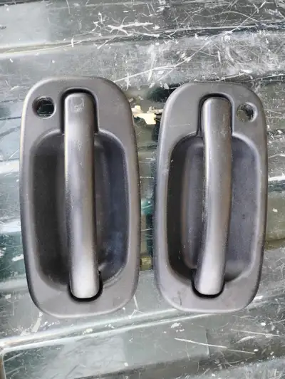 99-06 Chevy Parts Gmc Avalanche Suburban Yukon Door Handles $10 In Working Order Call Text 587-691-2...